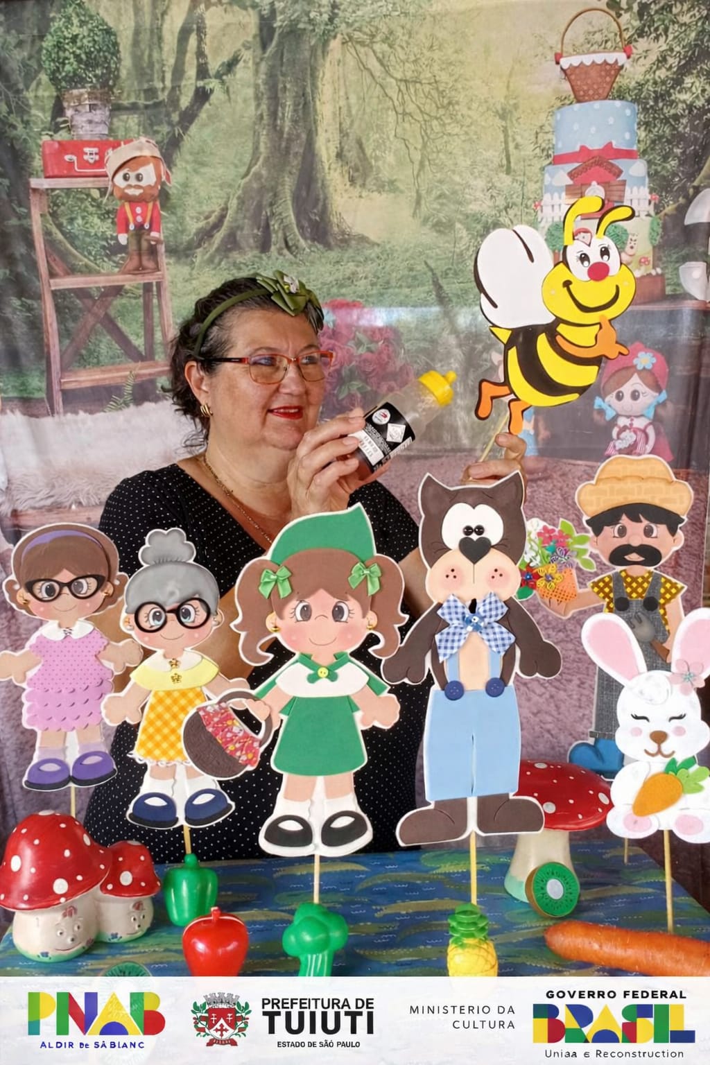 Sandra contando histórias para as crianças